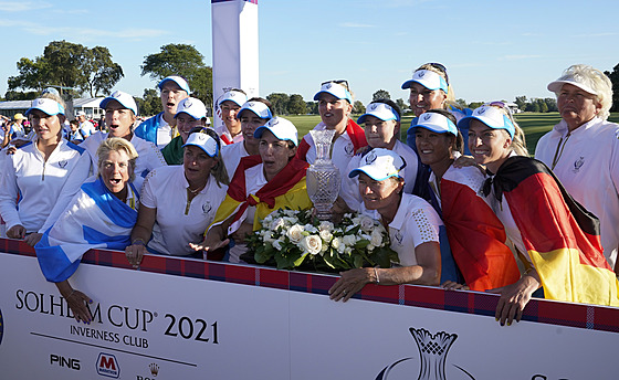 Tým evropských golfistek se raduje ze znovuvlastnictví Solheim Cupu.