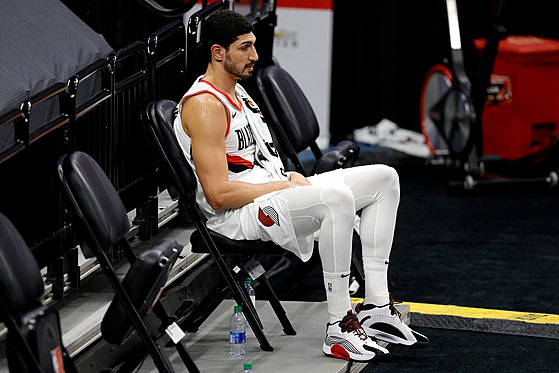 Enes Kanter z Portlandu se vydýchává po vystídání. Cool-down area...