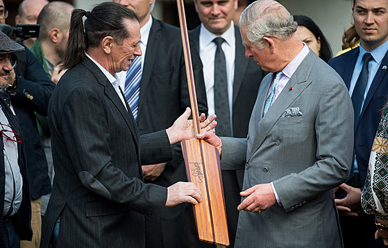 Ivan Patzaichin (vlevo) na snímku z roku 2017, pedává pádlo princi Charlesovi...