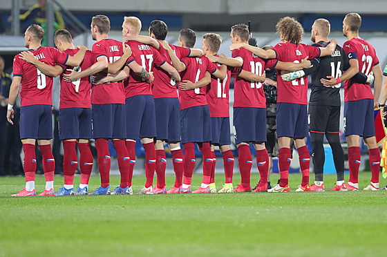 etí fotbalisté zpívají národní hymnu ped pípravným duelem s Ukrajinou.