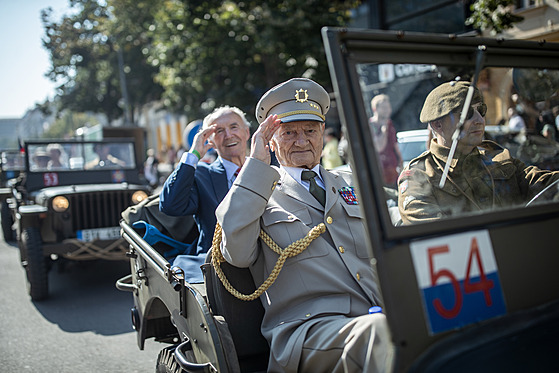 V rámci oslav 100. výroí vzniku obce legionáské se konal prvod tém 700...