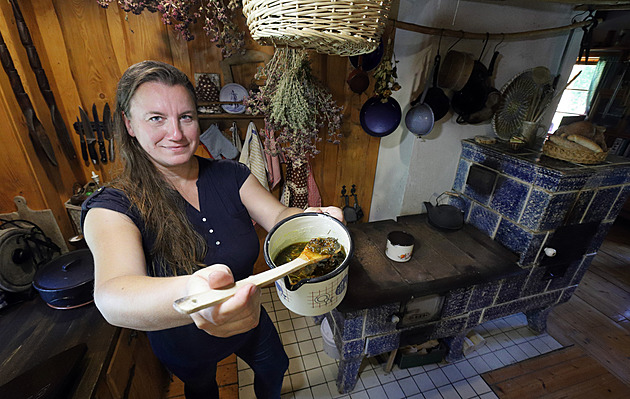 Lenka Reicheltová vaí bylinná mýdla v kuchyni na kachlových kamnech.