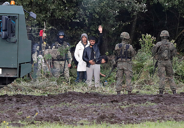 VIDEO: Migranti se dobývali z Běloruska do Polska. Na zteč vyrazili se žebříky
