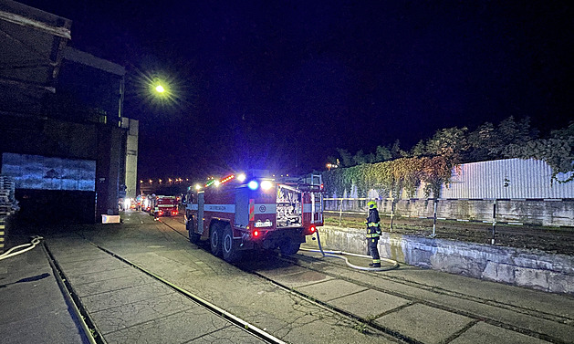 V Záběhlicích hořelo v průmyslovém areálu, hasiči evakuovali 24 lidí