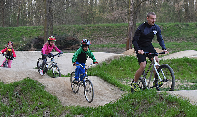 Pumptrackovou dráhu u nkolik vyuívají v Kvasicích poblí cyklostezky podél...