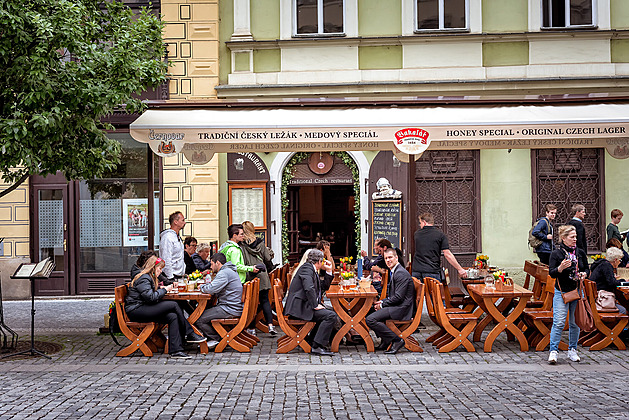 Negativní trend pokračuje, tržby restaurací klesaly i v létě. Praha není výjimkou