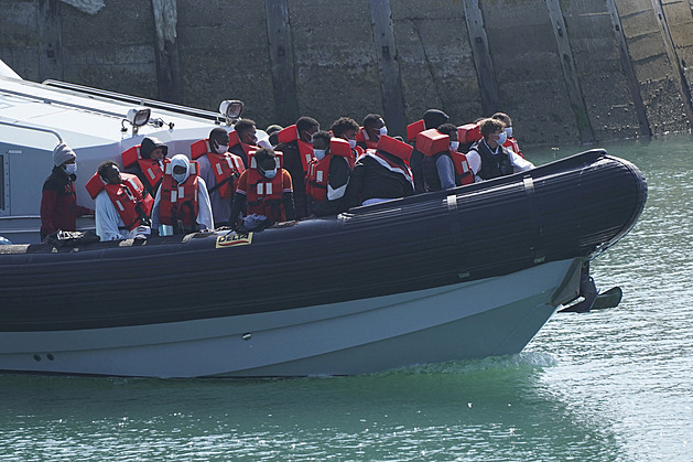 V Lamanšském průlivu zemřelo pět migrantů, snažili se přeplout do Británie