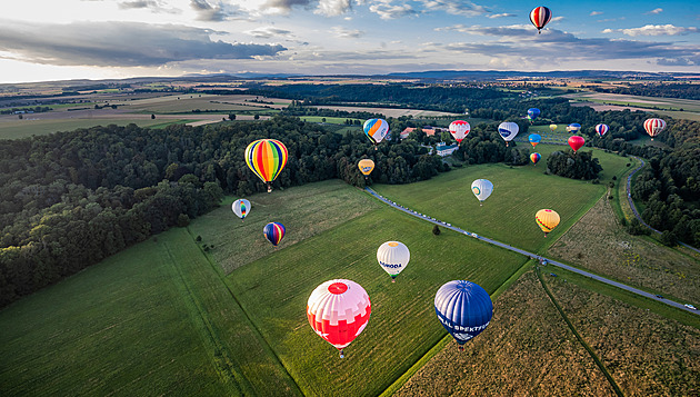 Balonová fiesta 2021: Z louky u ratiboického zámku vzlétlo 25 horkovzduných...