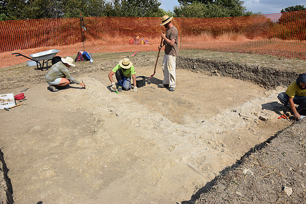 Na ploe 6 krát 6 metr probíhá i standardní archeologický odkryv.