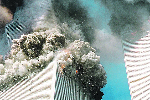 Obě věže Světového obchodního centra po zásahu letadel.