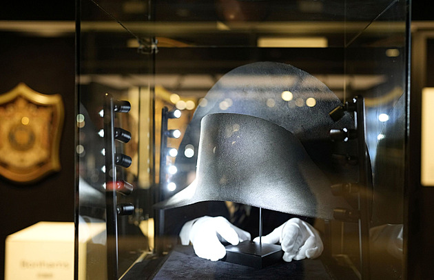 Ikonický Napoleonův klobouk půjde v Londýně do dražby. Odhadní cena je astronomická