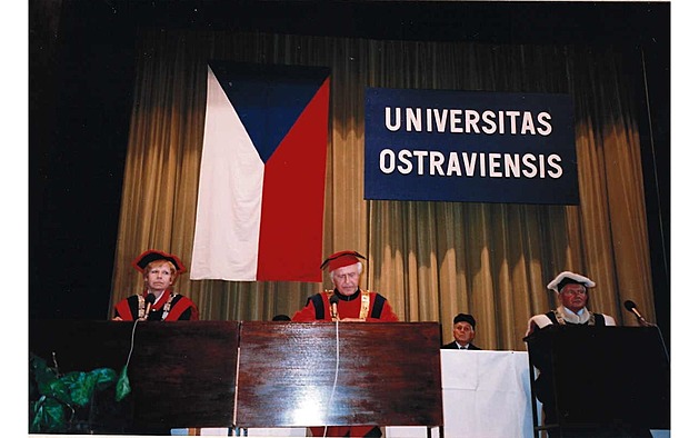 Imatrikulace student Ostravské univerzity v roce 1993