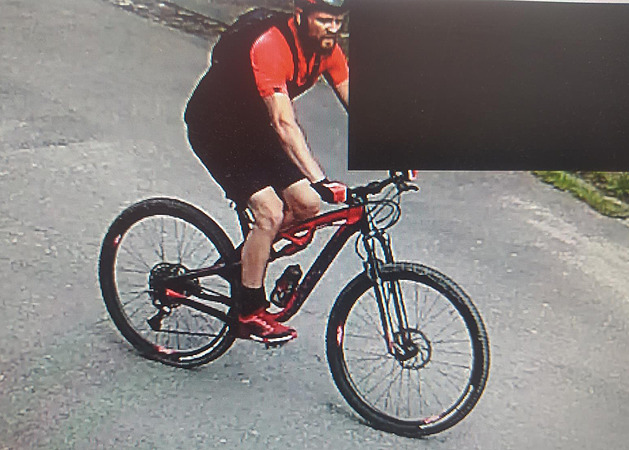Cyklistu, po kterém pátrá policie, takto zachytila kamera (6.9.2021).