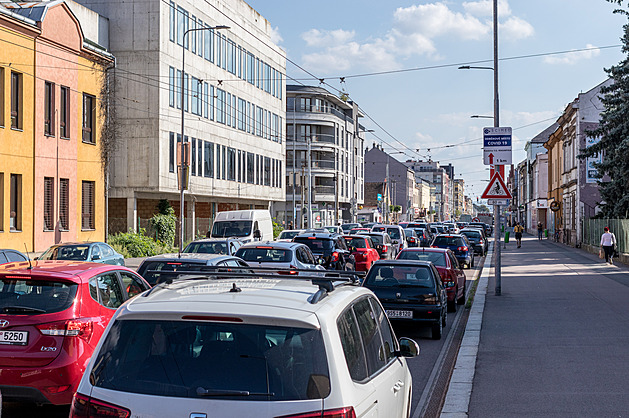 patná dopravní situace je ve pice i na ulici Jana Palacha, která na tídu...