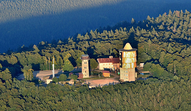 Vrchol hory erchov v eském lese na Domalicku se promnil po demolici...