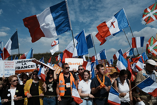 Osmý víkend v řadě Francouzi protestovali proti covid pasům. Po celé zemi jich vyšlo do ulic 170 tisíc