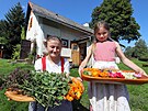 Leontnka a Lucie, dcery Lenky Reicheltov, ukazuj bylinky, z nich jejich...