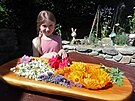 Lucie, dcera Lenky Reicheltov, ukazuje bylinky, ze kterch jej maminka va...