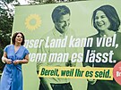 Lídryn Zelených Annalena Baerbocková ped volebním plakátem v Michendorfu v...