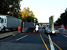 Pevrácený kamion zablokoval dálnici D10 na 10. kilometru. (9. záí 2021)