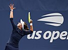 Barbora Krejíková podává v utkání druhého kola na US Open.