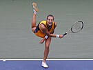 Aryna Sabalenková z Bloruska v utkání 2. kola na US Open proti Slovince Tamae...