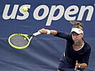 Barbora Krejíková podává v utkání 2. kola na US Open proti Ameriance McHaleové