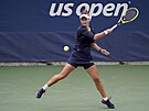 Barbora Krejíková vysílá úder v utkání 2. kola na US Open proti Ameriance...