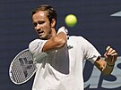 Ruský tenista Daniil Medvedv ve tvrtfinálovém klání US Open proti Boticovi...