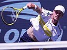 Nizozemský tenista Botic Van de Zandschulp podává ve tvrtfinále US Open proti...