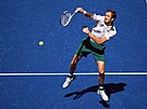 Rus Daniil Medvedv smeuje ve tvrtfinále tenisového US Open proti Nizozemci...