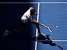 Ruský tenista Daniil Medvedv se natahuje po míku ve tvrtfinále US Open.