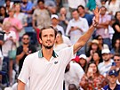 Daniil Medvedv zdraví fanouky a slaví postup do semifinále tenisového US Open.
