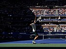 Daniil Medvedv si nadhazuje míek na servis ve tvrtfinále tenisového US Open.