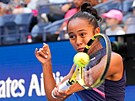 erstv devatenáctiletá Kanaanka Leylah Fernandezová vysílá ve tvrtfinále US...