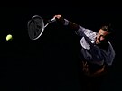 Ruský tenista Daniil Medvedv podává ve tvrtfinále US Open.