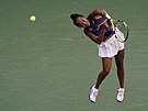 Kanadská tenistka Leylah Fernandezová servíruje ve tvrtfinále US Open.