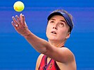 Ukrajinka Elina Svitolinová se nadhazuje na podání ve tvrtfinále tenisového US...