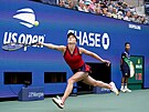 Ukrajinská tenistka Elina Svitolinová dobíhá za míkem ve tvrtfinále US Open...