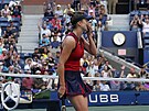 Ukrajinská tenistka Elina Svitolinová reaguje na zkaený úder ve tvrtfinále US...
