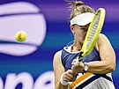 eská tenistka Barbora Krejíková returnuje ve tvrtfinále US Open proti...