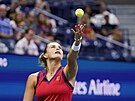 Bloruska Aryna Sabalenková si ve tvrtfinále US Open nadhazuje míek na podání.