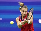 Bloruská tenistka Aryna Sabalenková returnuje ve tvrtfinále US Open.