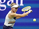 Barbora Krejíková returnuje ve tvrtfinálovém duelu US Open proti Blorusce...