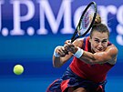 Bloruská tenistka Aryna Sabalenková odpaluje míek ve tvrtfinále US Open.