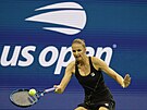 eská tenistka Karolína Plíková odehrává míek ve tvrtfinále US Open.