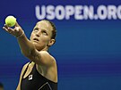 eská tenistka Karolína Plíková podává ve tvrtfinále US Open.