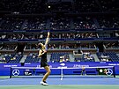 eská tenistka Karolína Plíková servíruje ve tvrtfinále US Open.