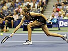 eská tenistka Karolína Plíková se sápe po míku ve tvrtfinále US Open.