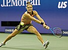Nataená Maria Sakkariová se snaí odehrát míek ve tvrtfinále US Open.